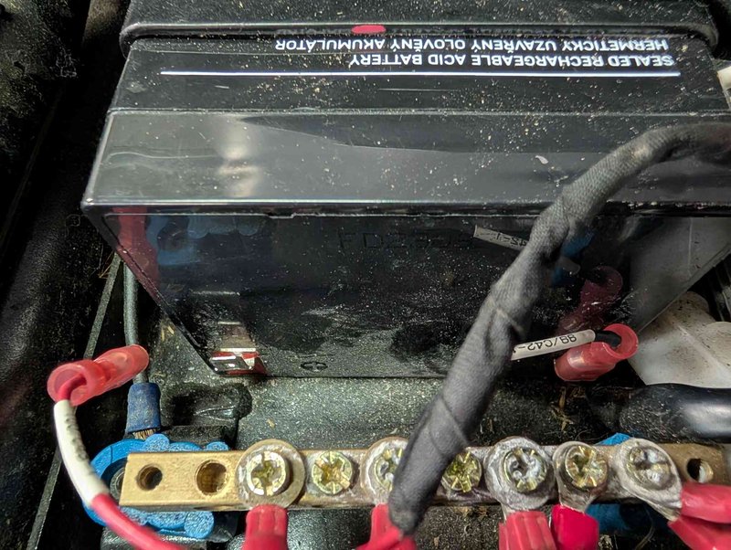 AUX-Batterie mit abgeklemmten Polen