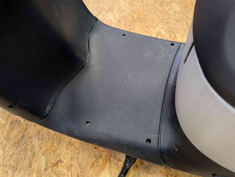 Fußraum-Panel mit Schrauben