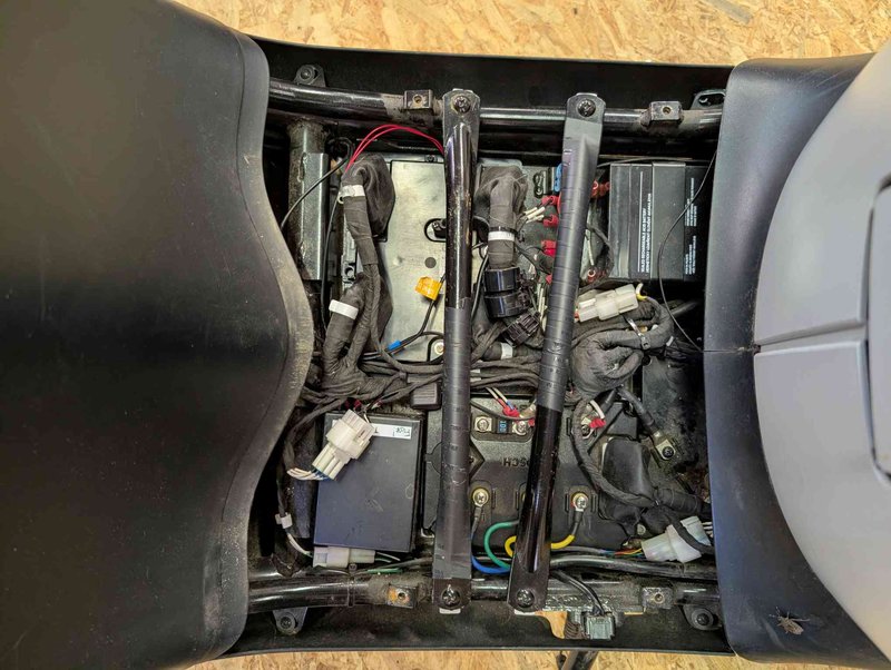 Fußraum-Panel abgenommen, Innenleben sichtbar