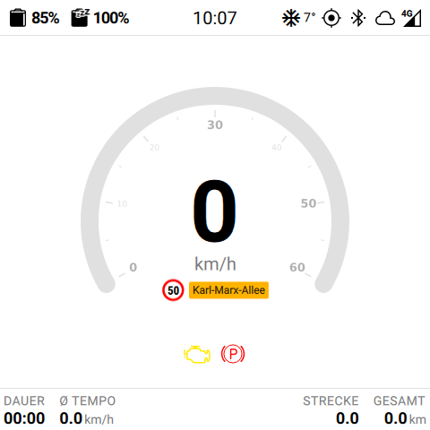 Cluster im Parkmodus mit Statusleiste, Tachometer, Anzeigen-Reihe (Motor-Warnung und P), und Statistik-Zeile mit deutschen Beschriftungen