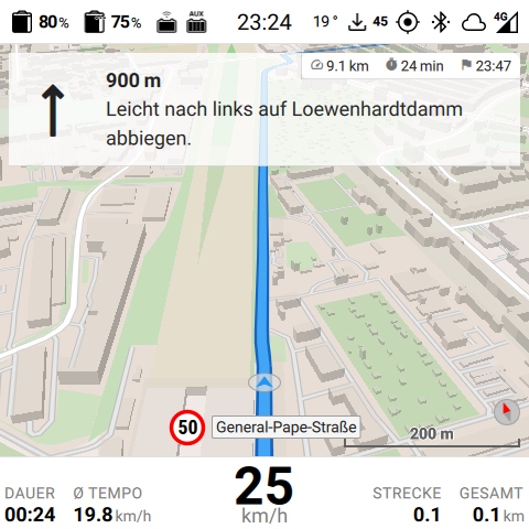 Karten-Ansicht in Tagansicht mit deutscher Anweisung, Straßennamen-Tafel und Tempolimit-Schild