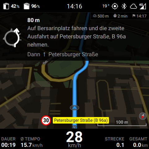 Kreisverkehr-Hinweis auf einer aktiven Route